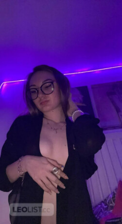 am-available-for-hookup-service-female-escorts-in-kelowna-canada-big-4