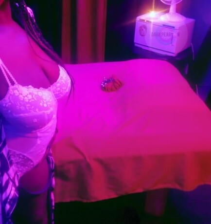 nubia-female-escorts-in-saskatoon-canada-1-587-600-2285-big-0